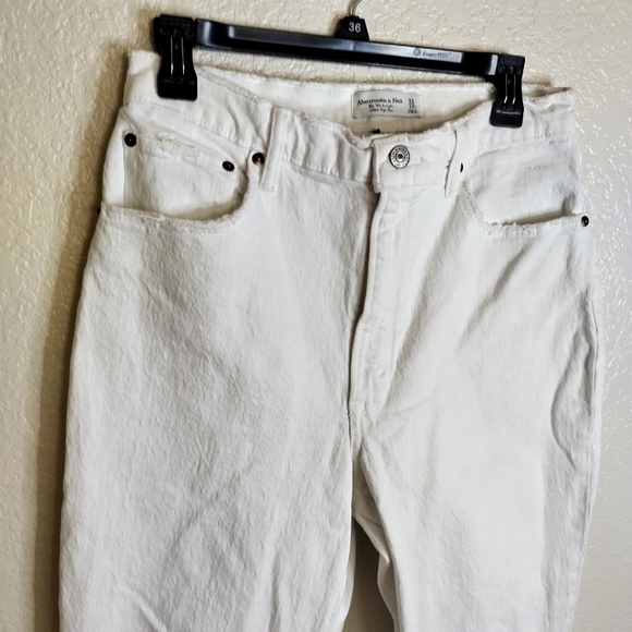 Abercrombie Curve Love The Mom High Rise Jean Distressed White Jeans Sz 31/12 - Picture 3 of 11